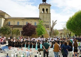 La plaza del Negrillón de Boñar acogió el corro de la Liga de Equipos.