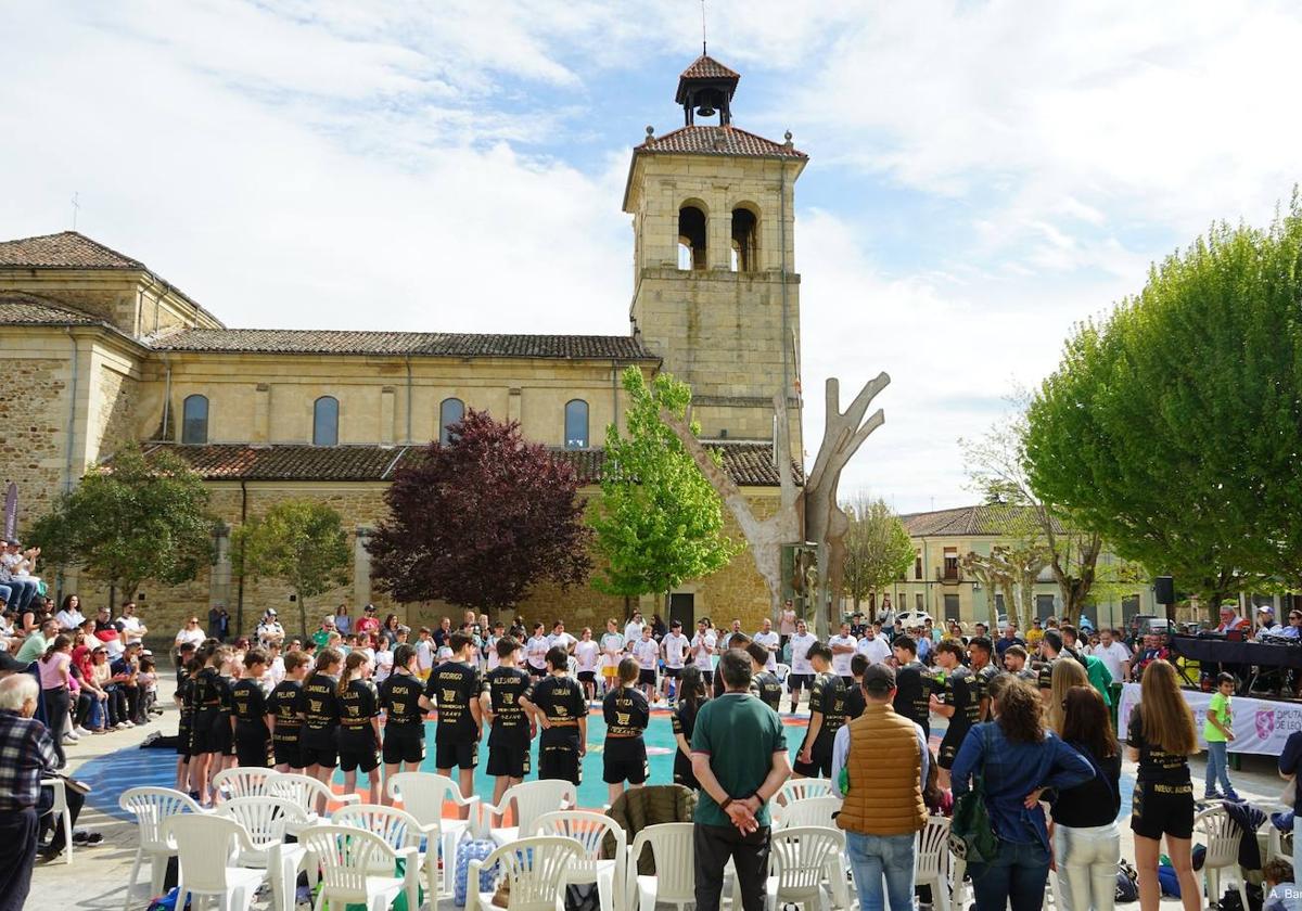 La plaza del Negrillón de Boñar acogió el corro de la Liga de Equipos.