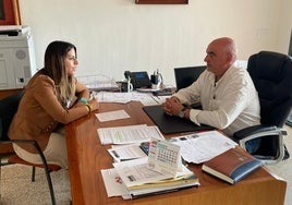 Reunión de Nuria Rubio con el alcalde de Valdevimbre, Ángel Cueto.