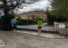 Las clarisas han celebrado la misa de las 18.00 horas a puerta cerrada.