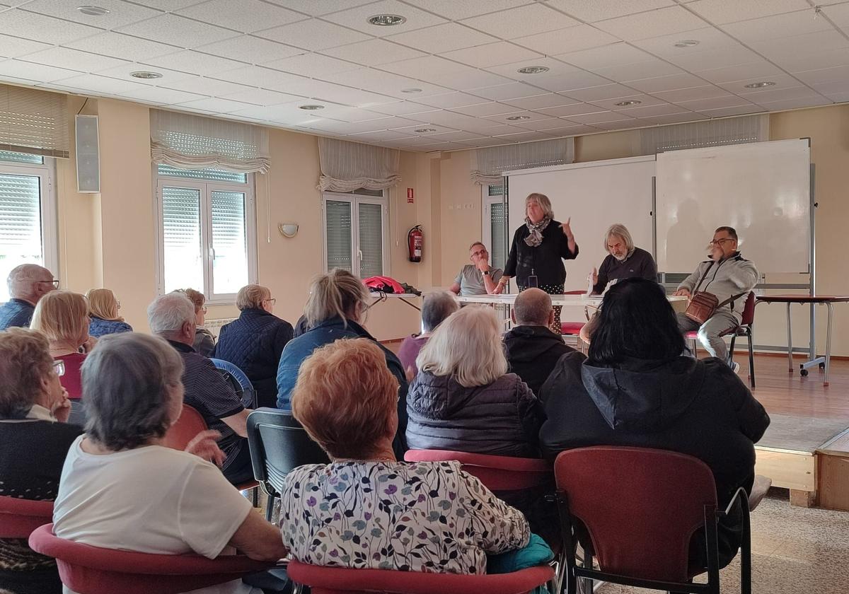 Reunión ocn los vecinos en Villaquilambre.