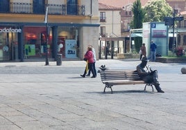 La plaza de Botines un día de mayo.