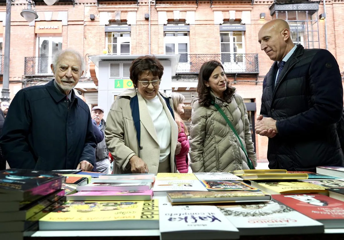 Los pregoneros de la Feria junto al alcalde y la concejala en la Feria del Libro de León