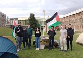 Los estudiantes comienzan a preparar el campamento