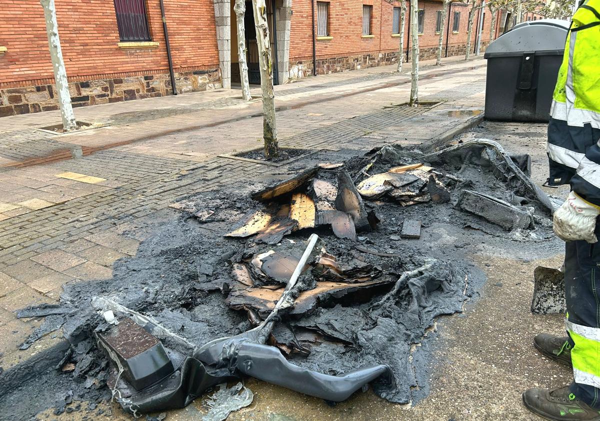 Imagen principal - El incendio de dos contenedores en Astorga obliga a intervenir a Policía y Bomberos