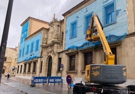 Imagen de la colocación de la malla azul en la Audiencia Provincial de León.