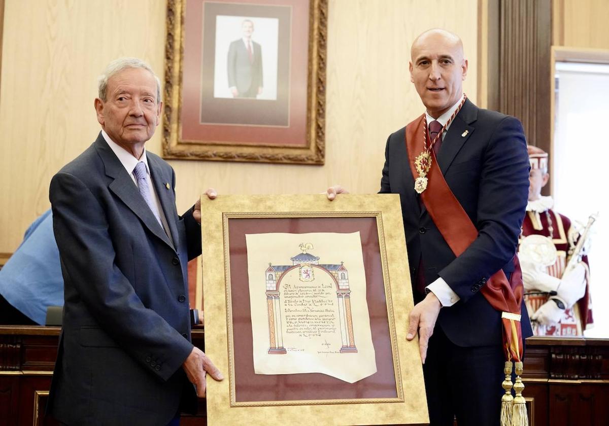 El alcalde de León, José Antonio Diez, preside el acto de entrega del título de Hijo Predilecto de la Ciudad de León al presidente de la Asociación Promonumenta, Marcelino Félix Fernández Ibáñez