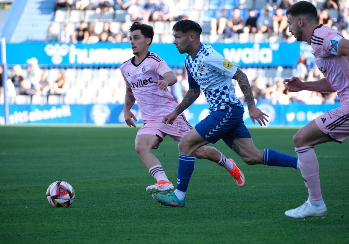 Un momento del encuentro entre la Ponferradina y el Sabadell.