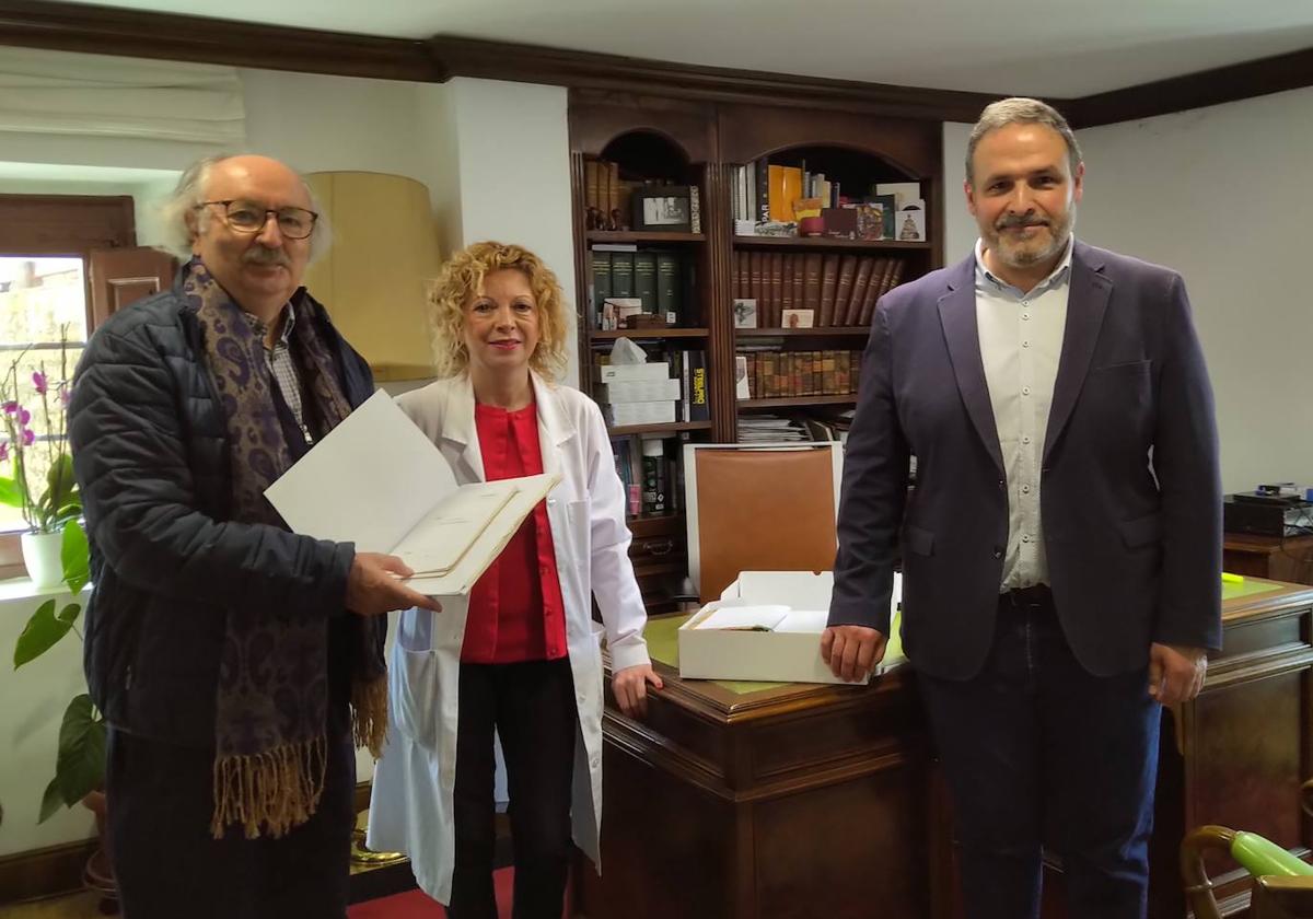 El poeta Antonio Colinas y el concejal de Cultura del Ayuntamiento de La Bañeza, José Luis Del Riego, durante la visita al Archivo Histórico Provincial de León.