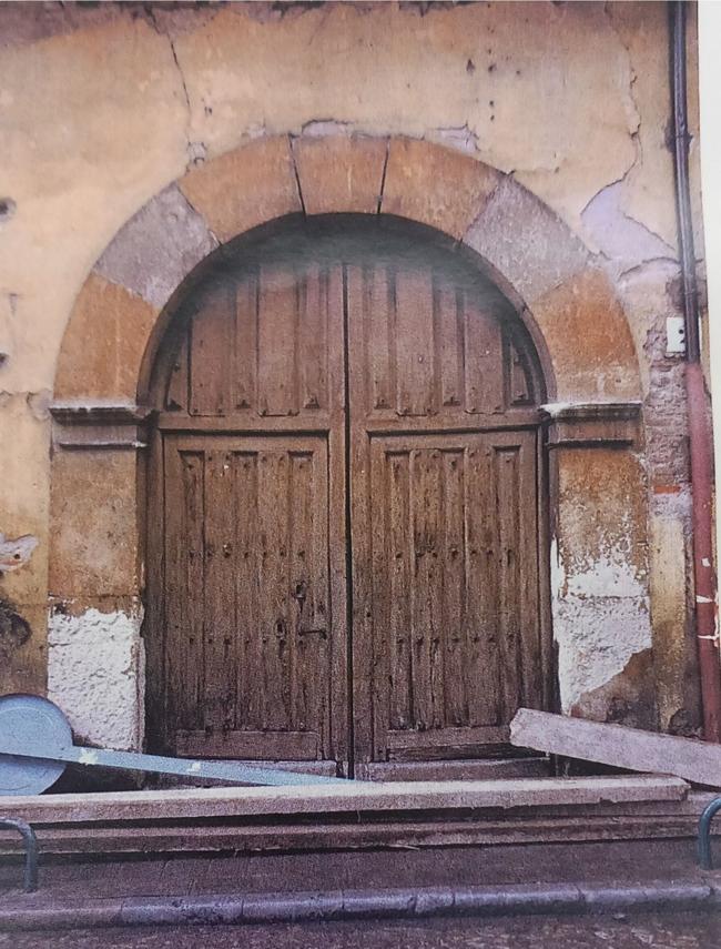 Puerta principal de Palat del Rey durante su restauración.