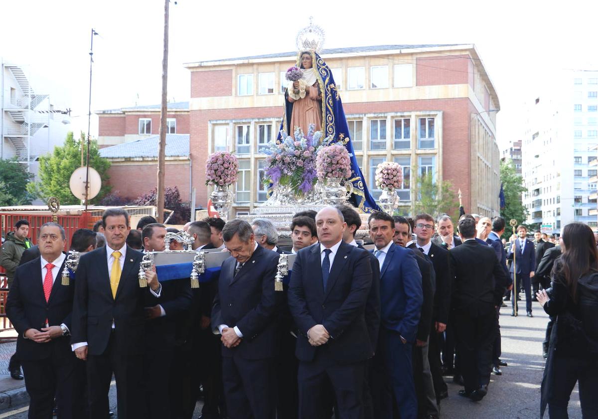 Procesión de la Virgen de la Alegría en las calles de León.