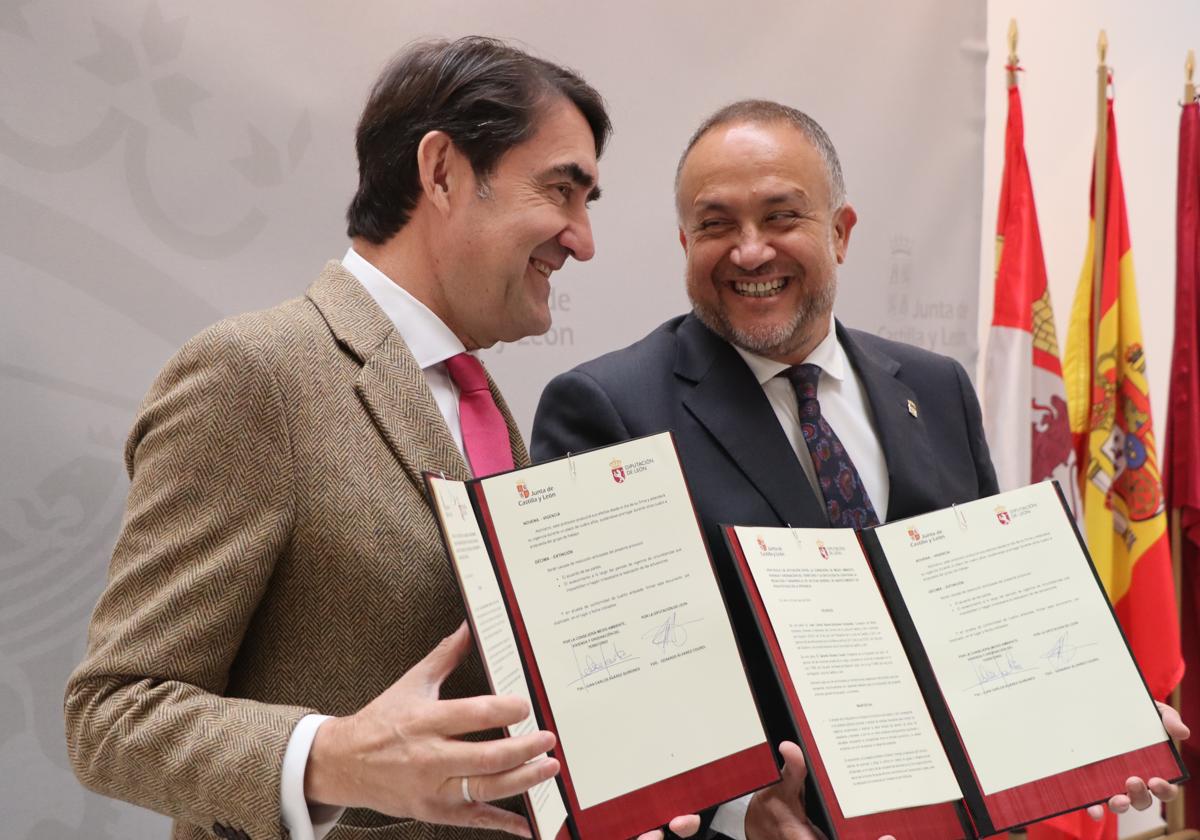 El consejero de Medio Ambiente, Vivienda y Ordenación del Territorio, Juan Carlos Suárez-Quiñones, junto con el presidente de la Diputación de León,Gerardo Álvarez Courel.