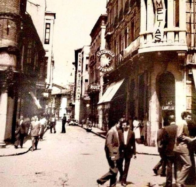 Calle Cervantes. Hermógenes a la izquierda y Las Camelias a la derecha.