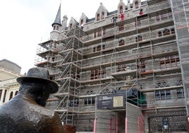 La fachada del Museo Casa Botines con la estatua de Gaudí