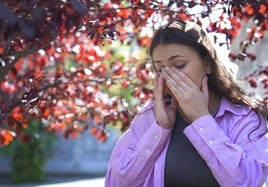 Imagend e archivo de una mujer con síntomas de alergia.