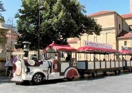 Imagen del tren turístico en el punto de partida de los viajes.