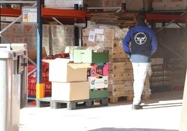 Un voluntario en el banco de alimentos de León.