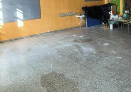 Imagen del suelo mojado por las goteras en un aulas de Educación Infantil del CEIP La Palomera.