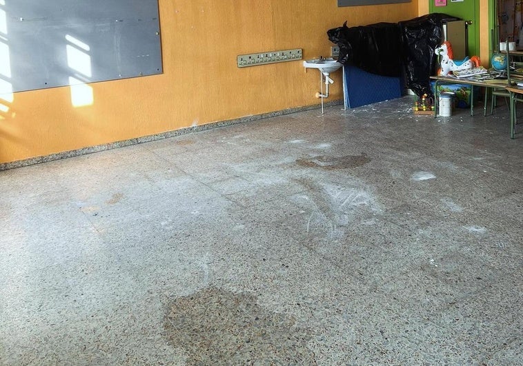 Imagen del suelo mojado por las goteras en un aulas de Educación Infantil del CEIP La Palomera.