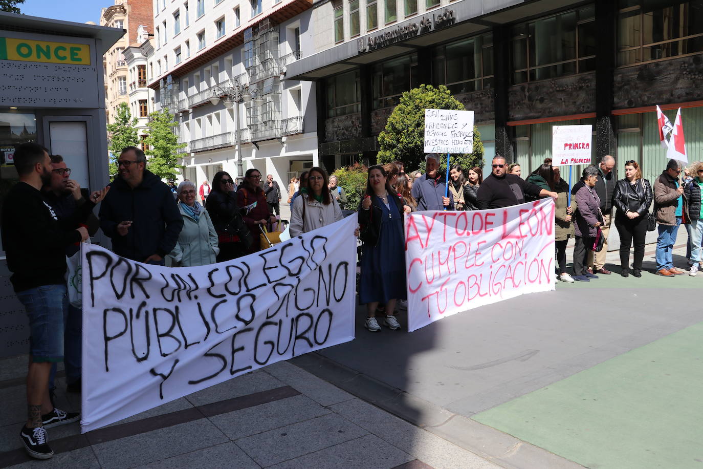 Protestas contra las deficiencias en los colegios de León