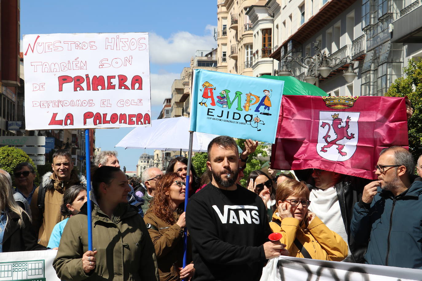 Protestas contra las deficiencias en los colegios de León