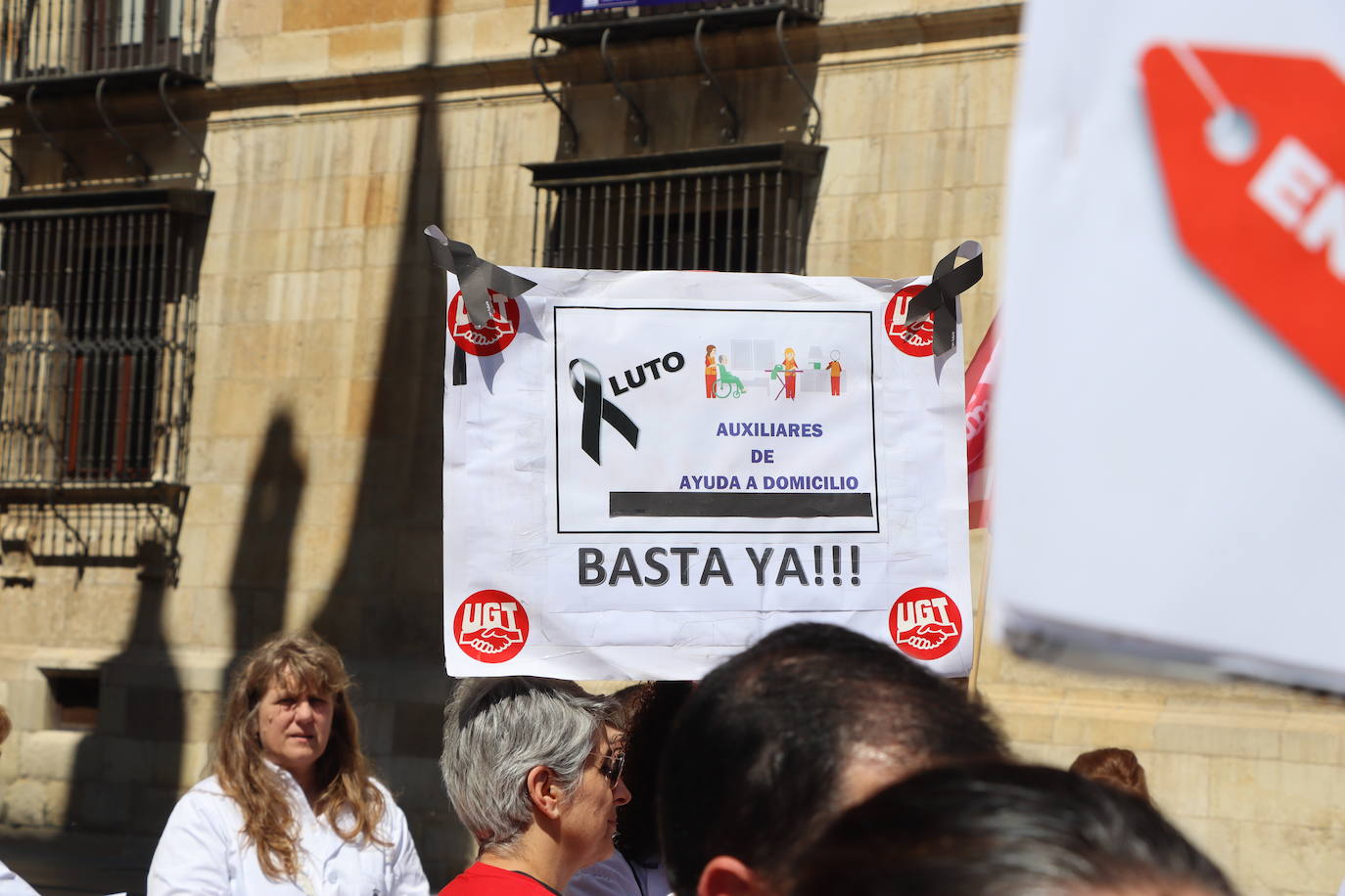 Galería de la concentración de auxiliares de ayuda a domicilio frente a la Diputación de León