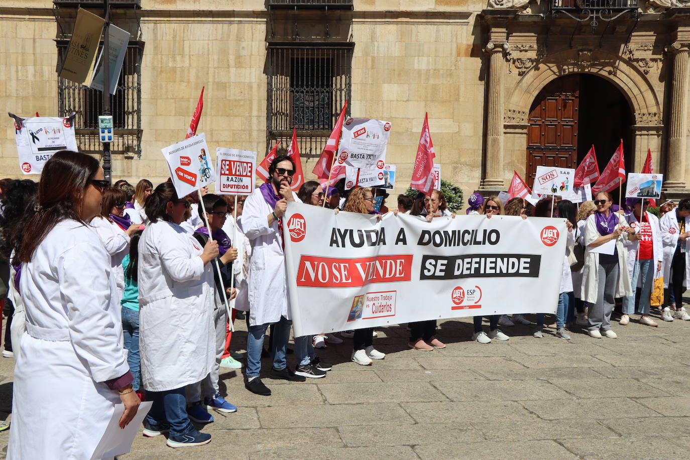 Galería de la concentración de auxiliares de ayuda a domicilio frente a la Diputación de León