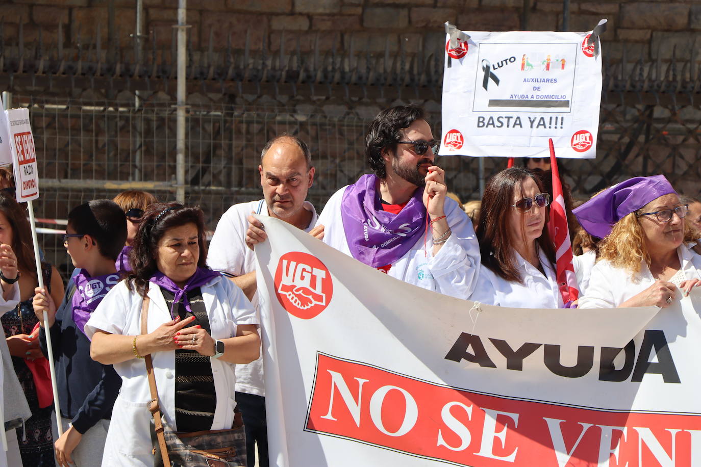 Galería de la concentración de auxiliares de ayuda a domicilio frente a la Diputación de León