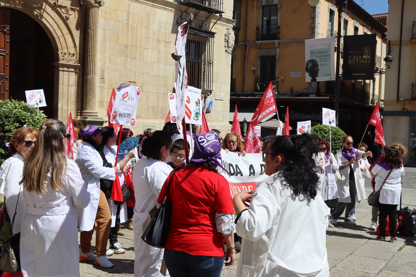 Galería de la concentración de auxiliares de ayuda a domicilio frente a la Diputación de León