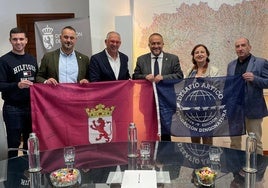 Entregan la bandera de León que viajó por Groenlandia.