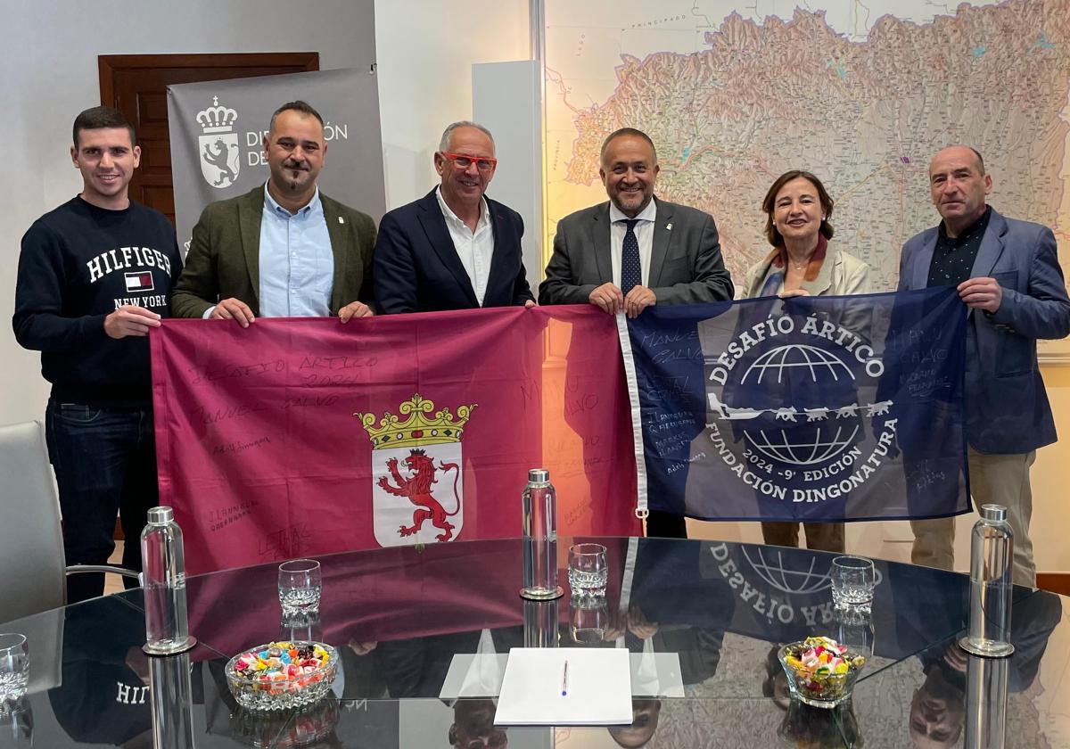 Entregan la bandera de León que viajó por Groenlandia.