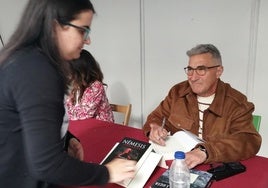 El autor en las jornadas en la Feria de Libro.