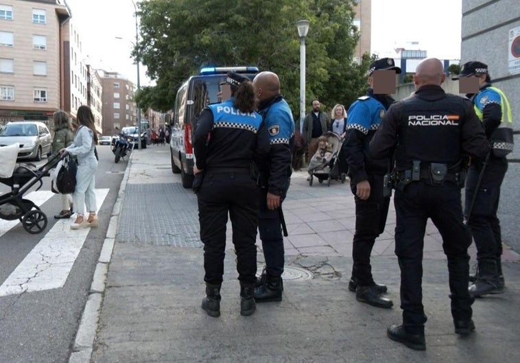 Dispositivo policial con motivo de la persecución en las calles de León.