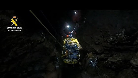 Así se efectúa un rescate en la cueva de Valporquero