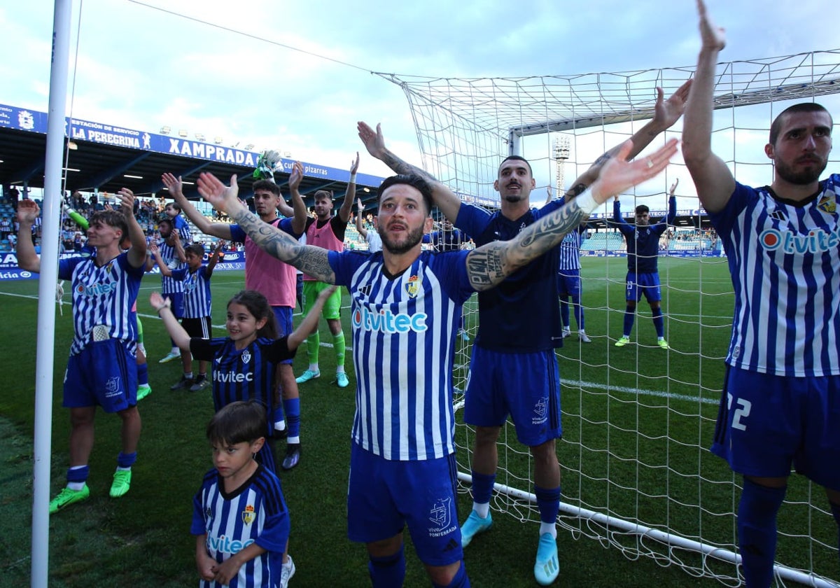 Celebración de la clasificación al playoff en el Toralín