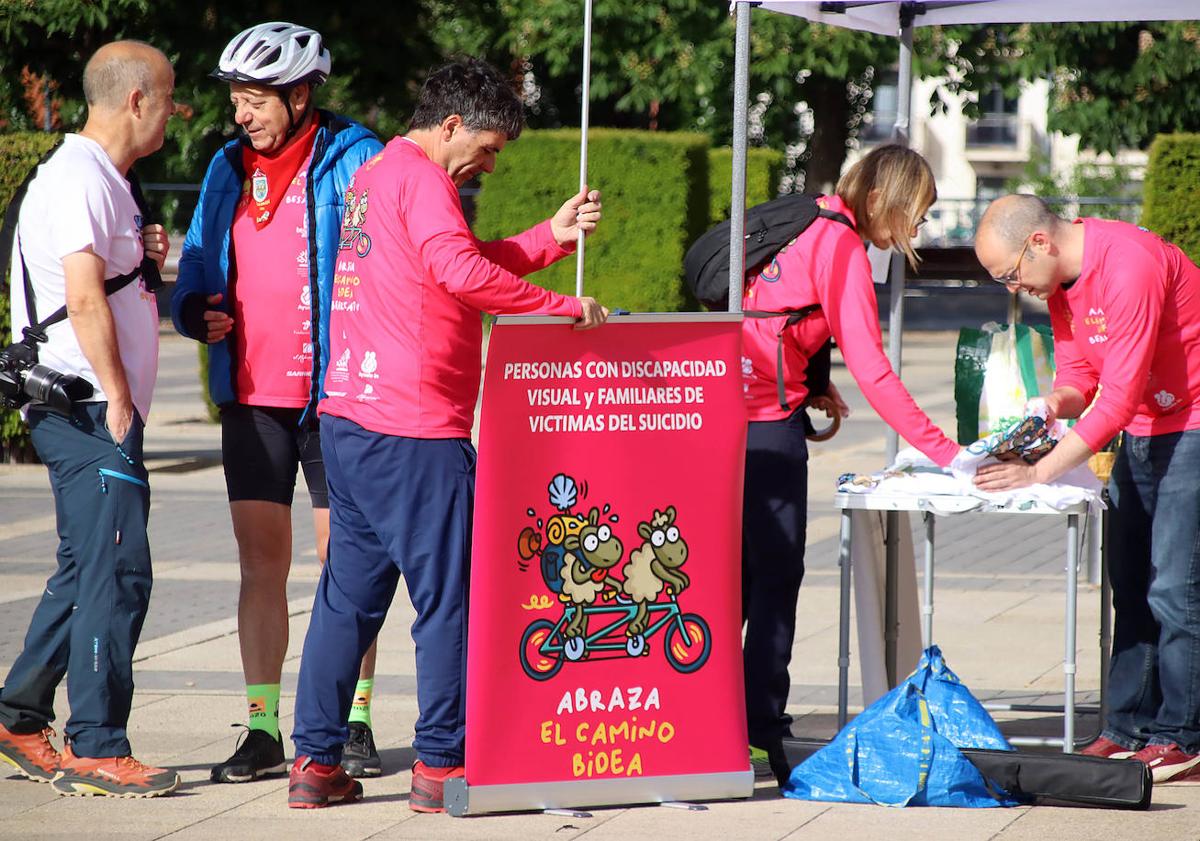 Imagen principal - León pedalea contra el silencio del suicidio