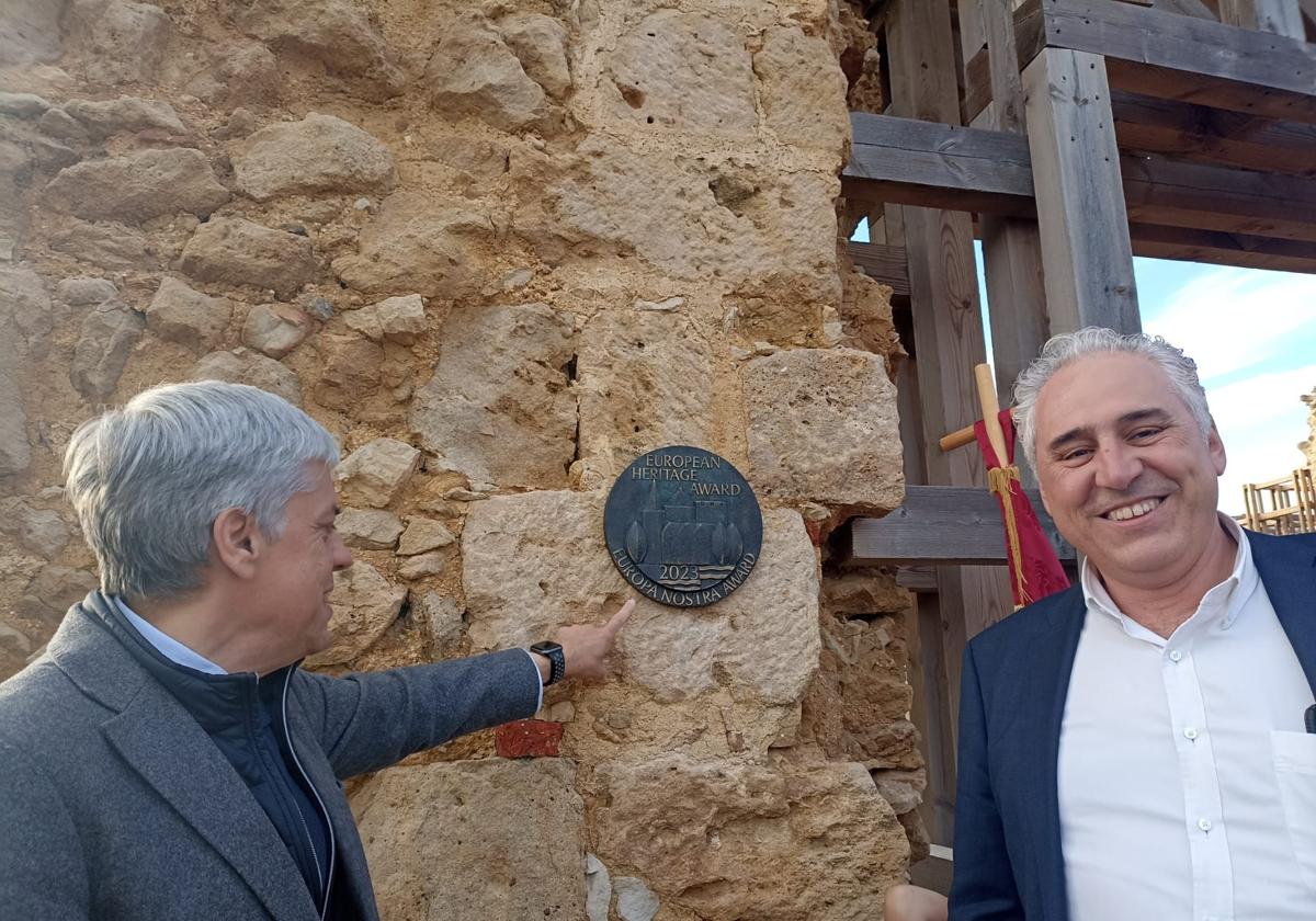 La placa en el Monasterio de Eslonza.