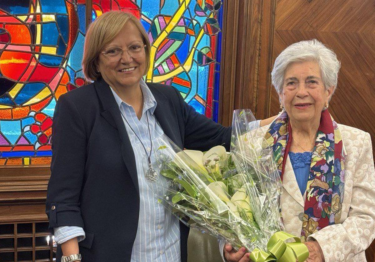 La concejala junto a Gumersinda, con un ramo de flores.