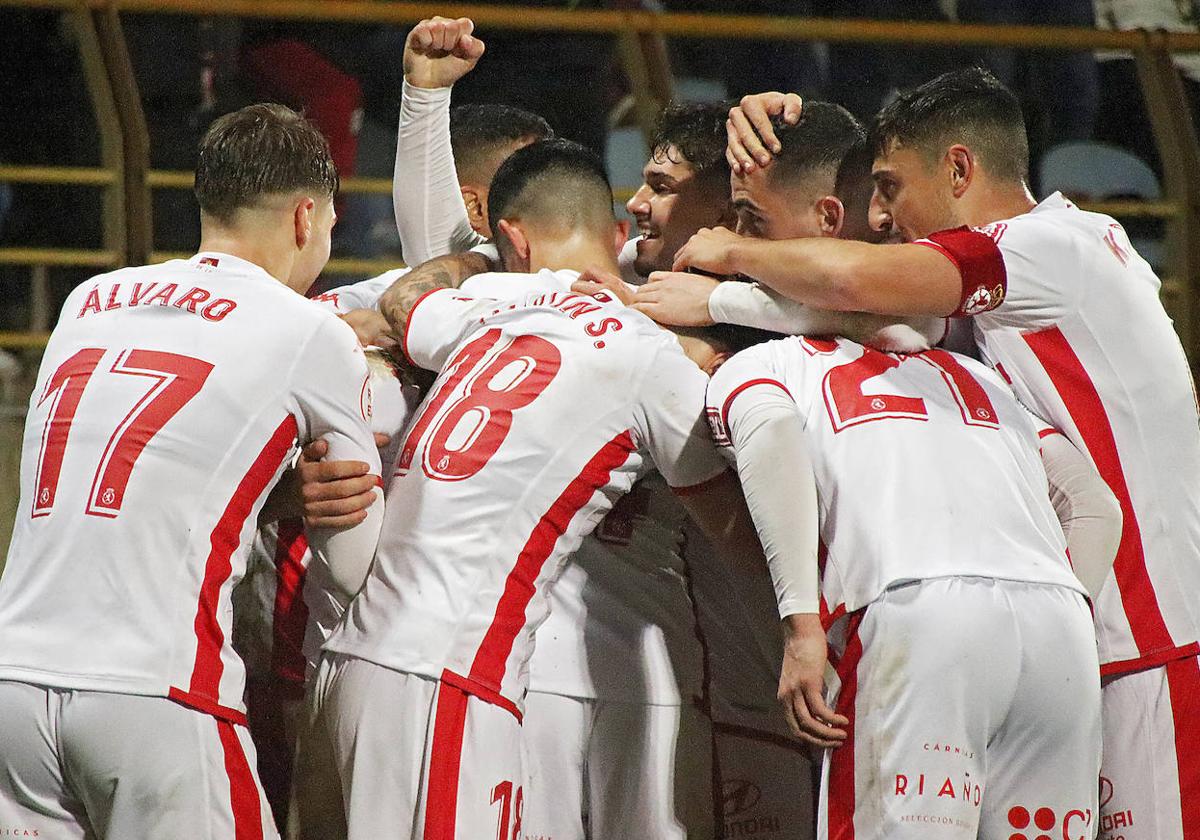 Los jugadores de la Cultural celebran un gol.