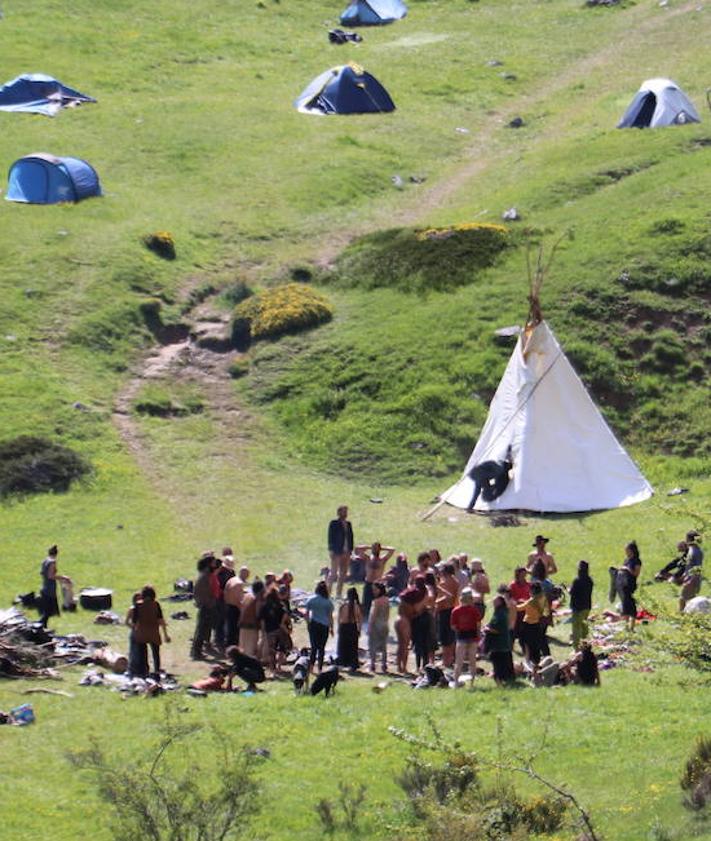 Imagen secundaria 2 - La luna guía a los &#039;hippies&#039; a un valle de León