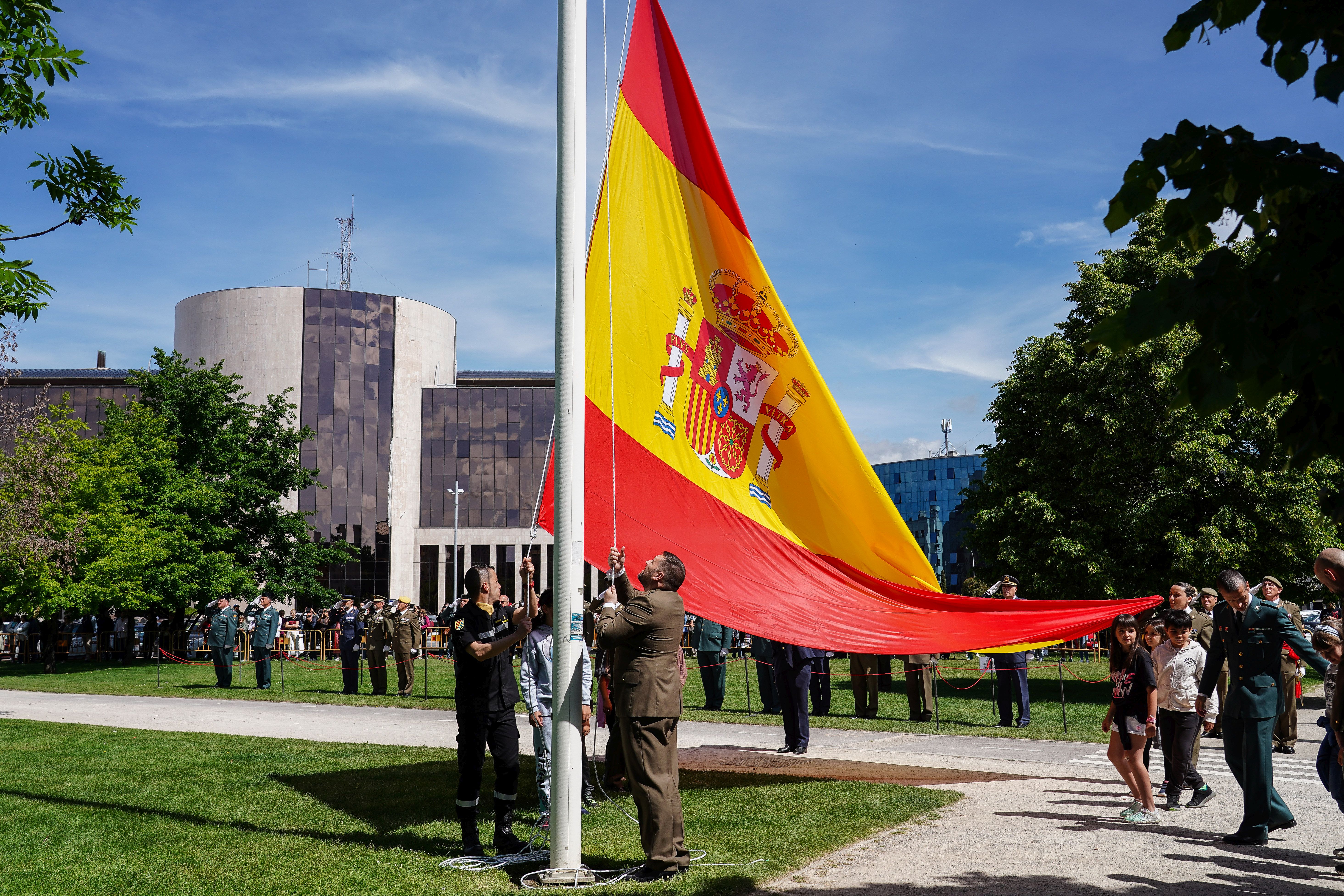 Izado de la bandera nacional como motivo de las celebraciones del Día de las Fuerzas Armadas