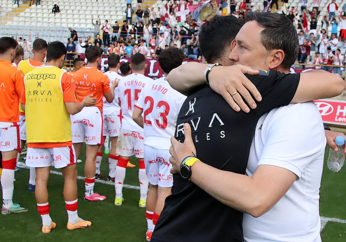 Raúl Llona saluda a su ayudante, Odei Calzón, tras finalizar el partido ante el Sestao River.