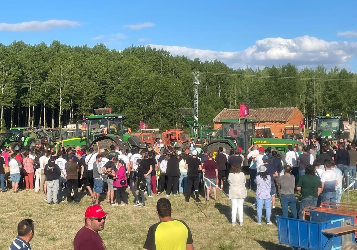 Imagen principal - Un centenar de tractores desfilan por San Félix de la Vega