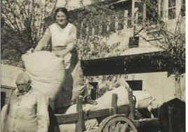 Celestino con su hija Joséfa descargando trigo para la panadería.