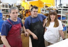 Carmen Martín Losada, Lucas y Javier tras el mostrador de la mítica tienda de la capital leonesa, Super Rápido.