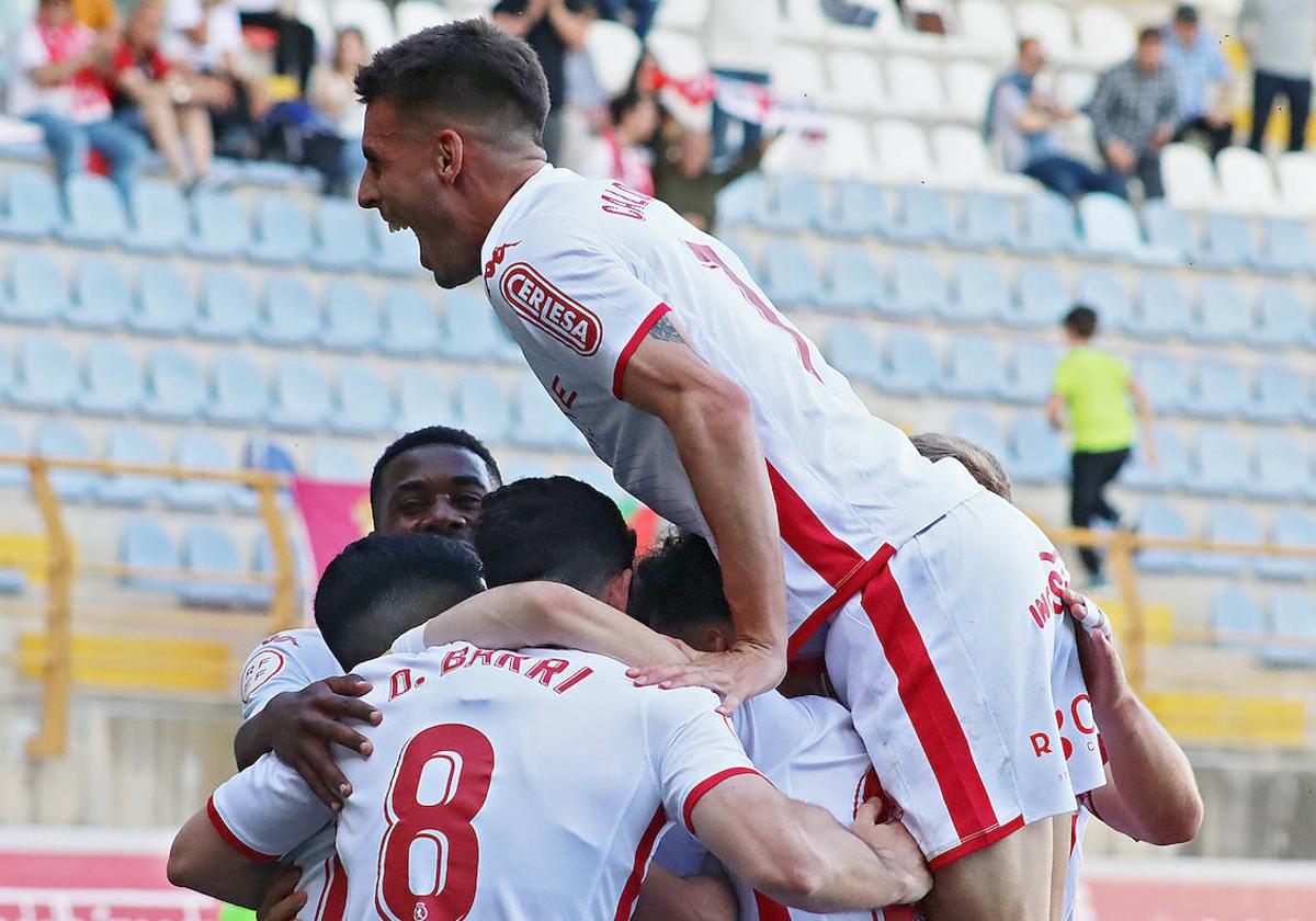 Los jugadores de la Cultural celebran un gol.