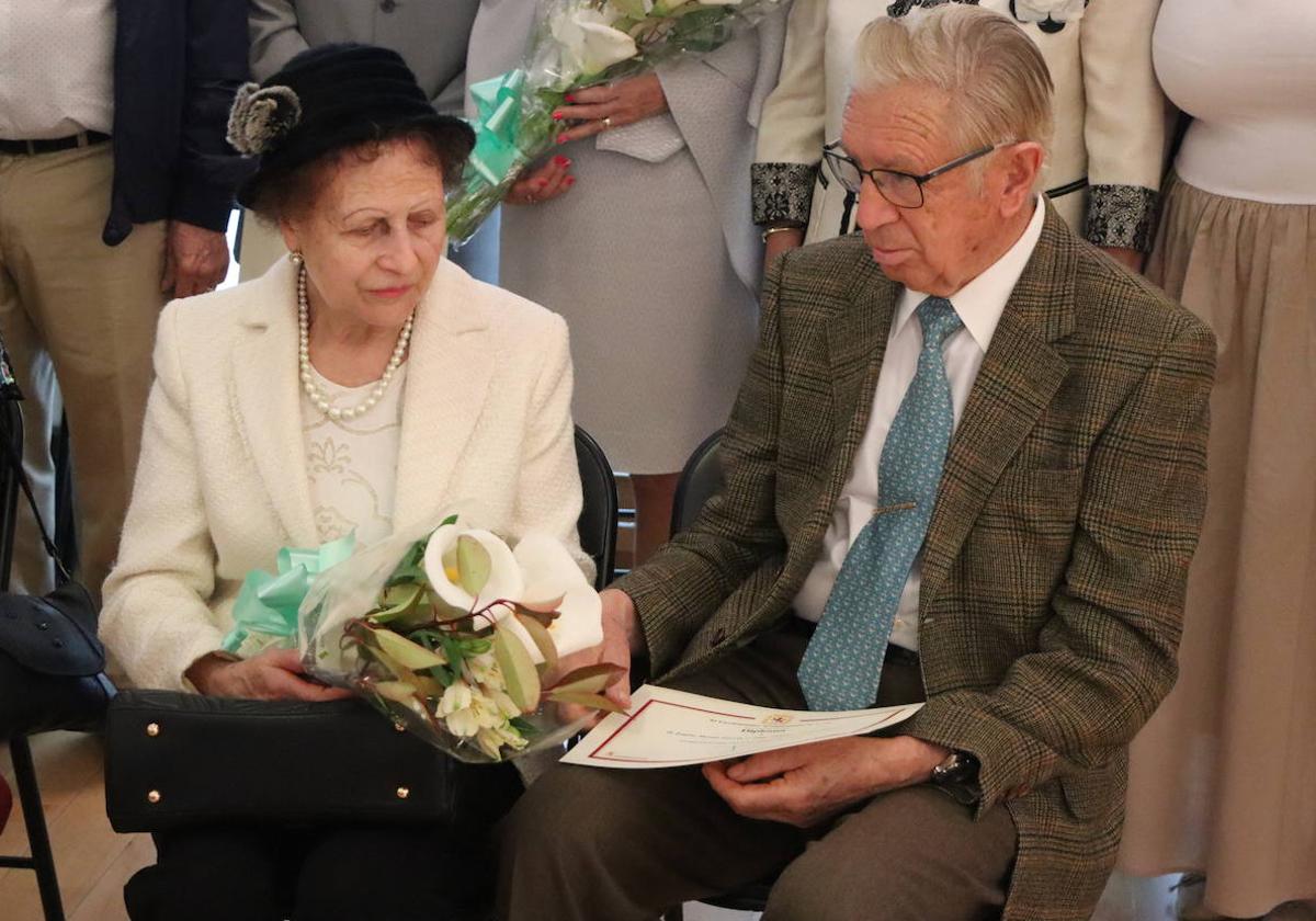 Las 16 parejas homenajeadas en sus bodas de oro y diamante.