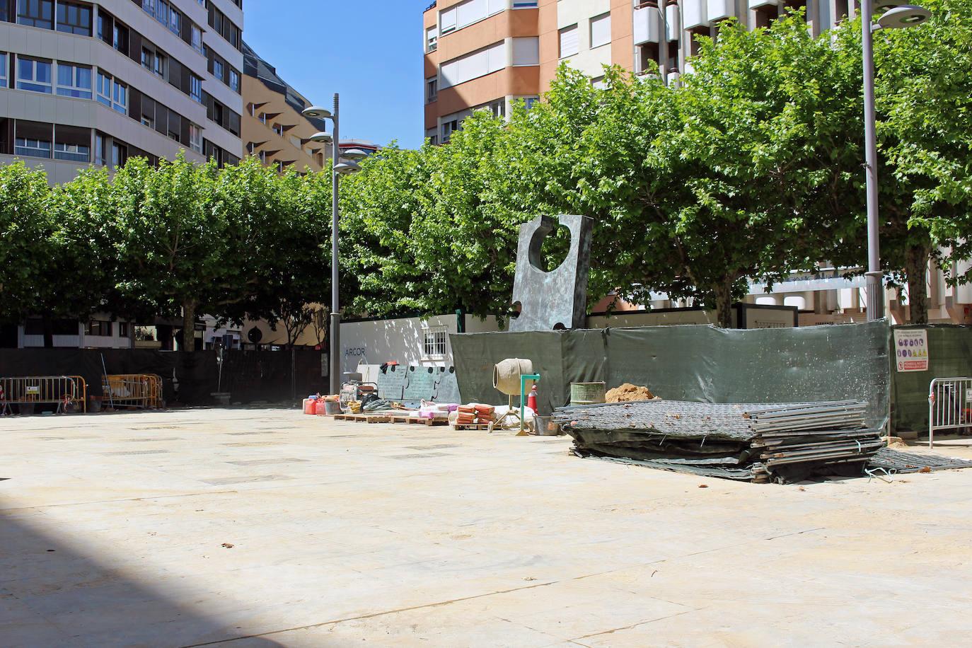 Empiezan a retirar materiales de la plaza de las Cortes