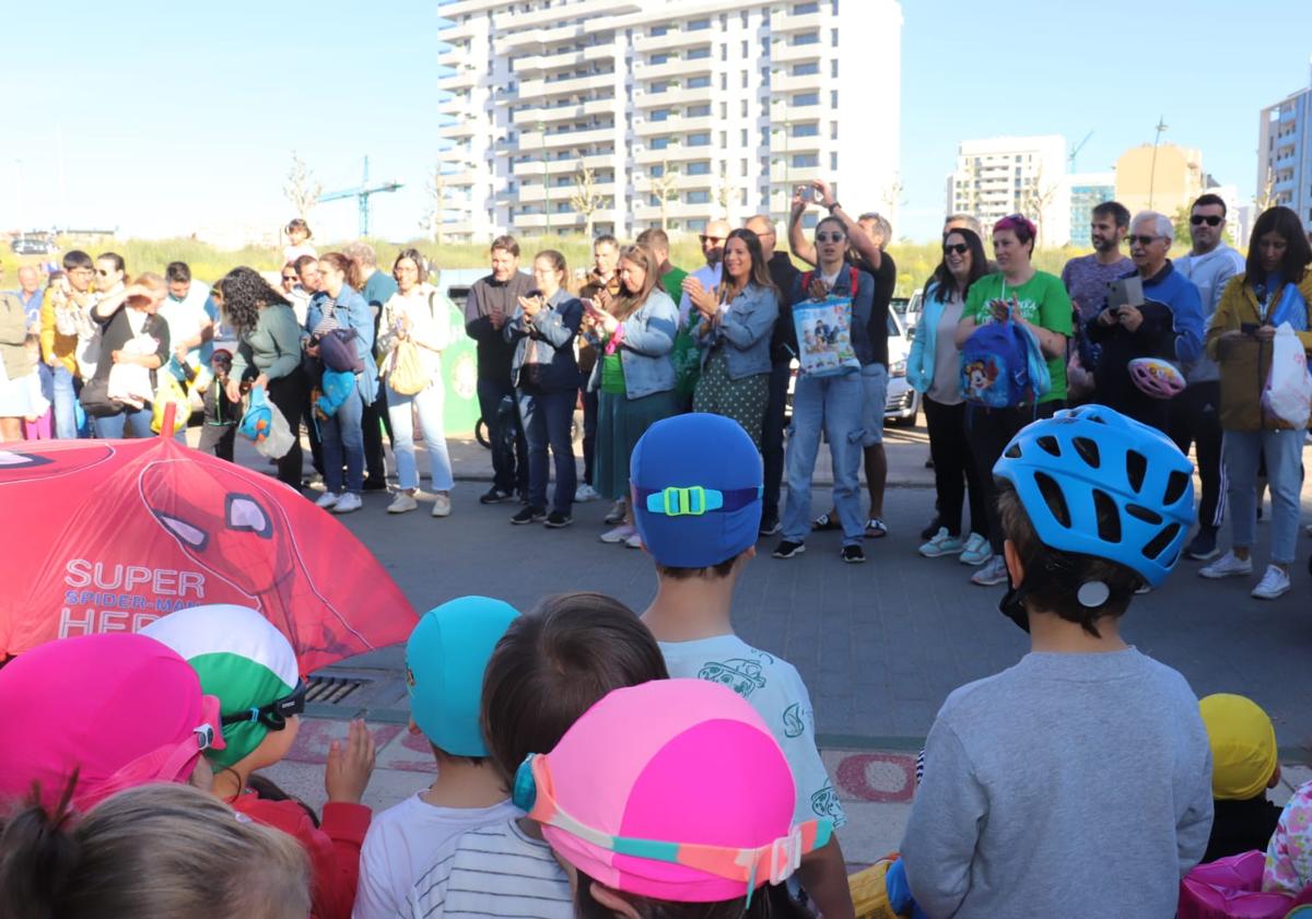 Imagen principal - Los niños de La Palomera acuden a clase con paraguas y flotadores para denunciar el «lamentable» estado de las instalaciones