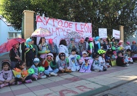 Concentración organizada por el AMPA del CEIP La Palomera para denunciar los graves problemas estructurales, humedades y goteras que sufre el colegio.